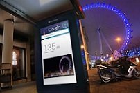 Google instala pantallas inteligentes en paradas de bus y metro en Londres