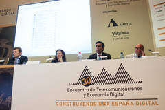 De izquierda a derecha, Vittorio Colao (Vodafone), Fiona Maharg (moderadora), José María Álvarez-Pallete (Telefónica) y Stephane Richard (Orange), en Santander.