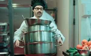 El futbolista Andrés Iniesta caracterizado para trabajar como pinche de cocina durante unas horas