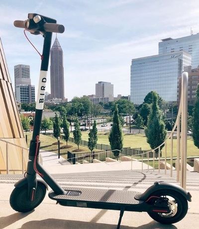 Qué es la 'Charging Economy', la forma de ganar 600 dólares diarios gracias a los patinetes eléctricos