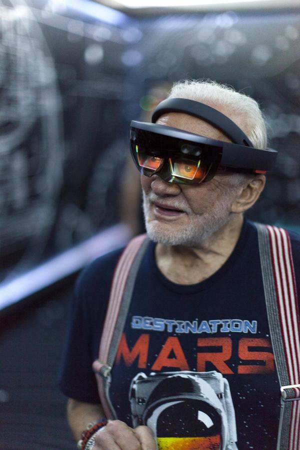 El astronauta Buzz Aldrin usando un visor Hololens.