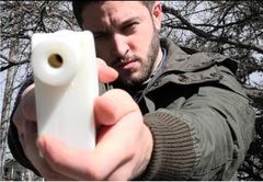 Cody Wilson, de 25 años, muestra la pistola de plástico que imprimió en 3D en 2013 y luego compartió en Internet.