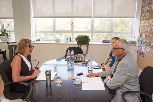 Miguel Ormaetxea y Miguel Ángel Ossorio entrevistan a Marta Airño, consejera delegada de Zinet Media Group. / Imagen: Antonio Lago.