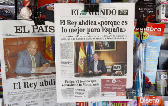 El Rey abdica y las noticias impresas del día de ayer