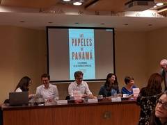 Bastian Obermayer (izquierda) y Frederik Obermaier, junto a la periodista Ana Pastor y Mar Cabra, del ICIJ, durante la presentación del libro en Madrid.