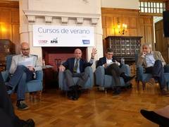 De izq. a dcha., Ignacio Álvarez Peralta (Podemos), Luis de Guindos (ministro de Economía y Competitividad en funciones), Pedro Saura (PSOE) y Luis Garicano (Ciudadanos).