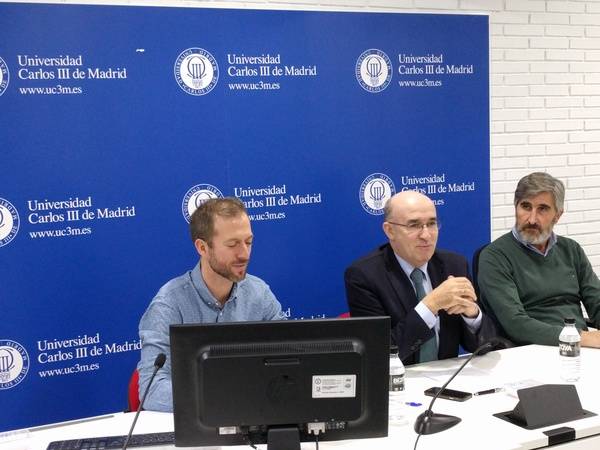 De izquierda a derecha, Jose Llinares, coordinador académico, Ignacio Sesma, director de la Fundación Universidad Carlos III, y Andrés Narvaez, director del Digital Innovation Center. / Foto: M.Á. Ossorio (media-tics.com)