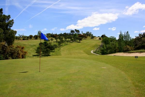 El impresionante campo de golf de la urbanización hará las delicias de los aficionados.