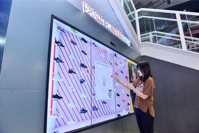 Tmall de Alibaba llena de tecnología la tienda de Intersport en Pekín