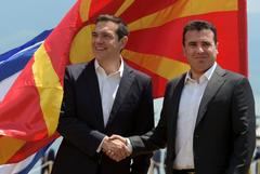 Los presidentes de Grecia (Alexis Tsipras, izquierda) y Macedonia (Zoran Zaev, derecha), se estrechan la mano tras el acuerdo sobre el cambio de nombre de la Antigua República Yugoslava de Macedonia.