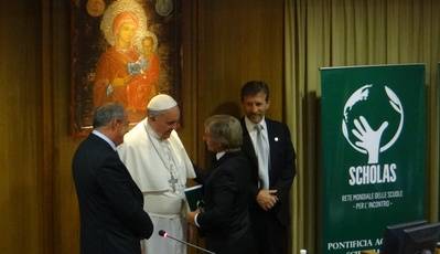 Telecom Argentina, junto con el GrupoTelecom, firma acuerdo con el Papa