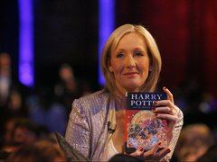 “La imaginación es la capacidad humana única para visualizar lo que no es y empatizar con los seres humanos cuyas experiencias nunca hemos compartido”. (J.K.Rowling)