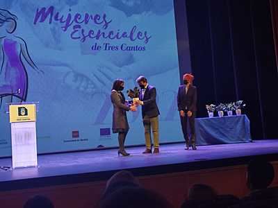 El alcalde de Tres Cantos, Jesús Moreno, entrega el galardón a María Jesús Sanmartín, en presencia de la concejal de Familia e Igualdad, Sonia Lolo Aira.