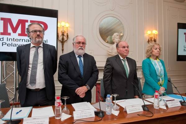 Se guardó un minuto de silencio por las víctimas del atentado de Orlando antes del comienzo del curso. De izq. a dcha., Miguel Ángel Noceda, codirector del curso; Miguel Arias Cañete; César Nombela, rector de la Universidad Menéndez Pelayo; y Eva Díaz Tezanos, vicepresidenta del Gobierno de Cantabria.