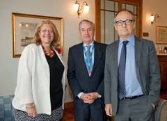 Los tres participantes en la última sesión del curso de verano organizado por APIE en la Universidad Menéndez Pelayo de Santander. De izquierda a derecha, Elvira Rodríguez, presidenta de la CNMV; Jose María Marín Quemada, presidente de la CNMC, y Fernando Restoy, subgobernador del Banco de España.