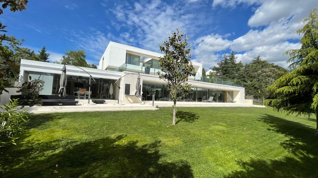 Convención oleada Beber agua Exclusiva villa en venta en la Urbanización Del Golf, en Las Rozas (Madrid)  | media-tics.com