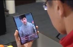 Fotograma del vídeo en el que Xiaomi muestra su móvil plegable.