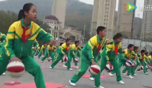 China estrena uniformes inteligentes para evitar las pellas