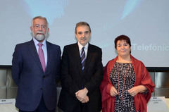 De izquierda a derecha: el alcalde de Talavera de la Reina, Jaime Ramos Torres; Luis Miguel Gilpérez, presidente de Telefónica España, y la alcaldesa de Segovia, Clara Isabel Luquero de Nicolás