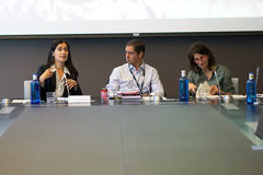 De izquierda a derecha, la directora general de Finanzas y Control de Telefónica, Laura Abasolo, junto con Juan Emilio Maillo, director de Comunicación Corporativa y Elena Valderrábano, directora de Ética Corporativa y Sostenibilidad.