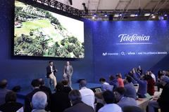 De izquierda a derecha: Gonzalo Martín-Villa, director global de Innovación de Telefónica; y Patrick López, director of customer centric networks de Telefónica, durante el Mobile World Congress de 2018, donde se presentó el proyecto 'Internet para todos'.