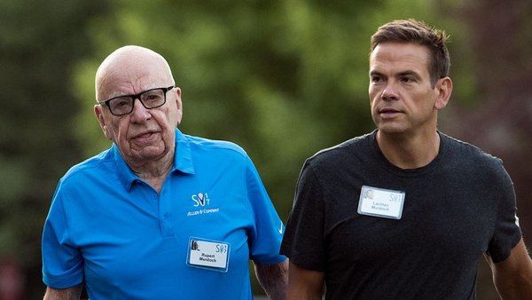 Lachlan Murdoch junto con su padre Rupert