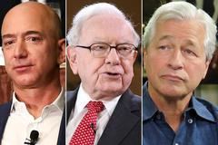 De izquierda a derehca, Jeff Bezos, fundador de Amazon, Warren Buffett, propietario de Berkshire Hathaway, y Jamie Dimon, presidente de JPMorgan Chase.