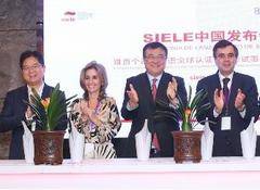 De izquierda a derecha, Nie Fenghua, Presidente of XuetangX; Carolina Jeux, CEO de Telefonica Educación Digital; Yang Bin, Vicepresidente de la Universidad de Tsinghua; Mario Martin, Director de Alianzas Industriales de Telefónica.